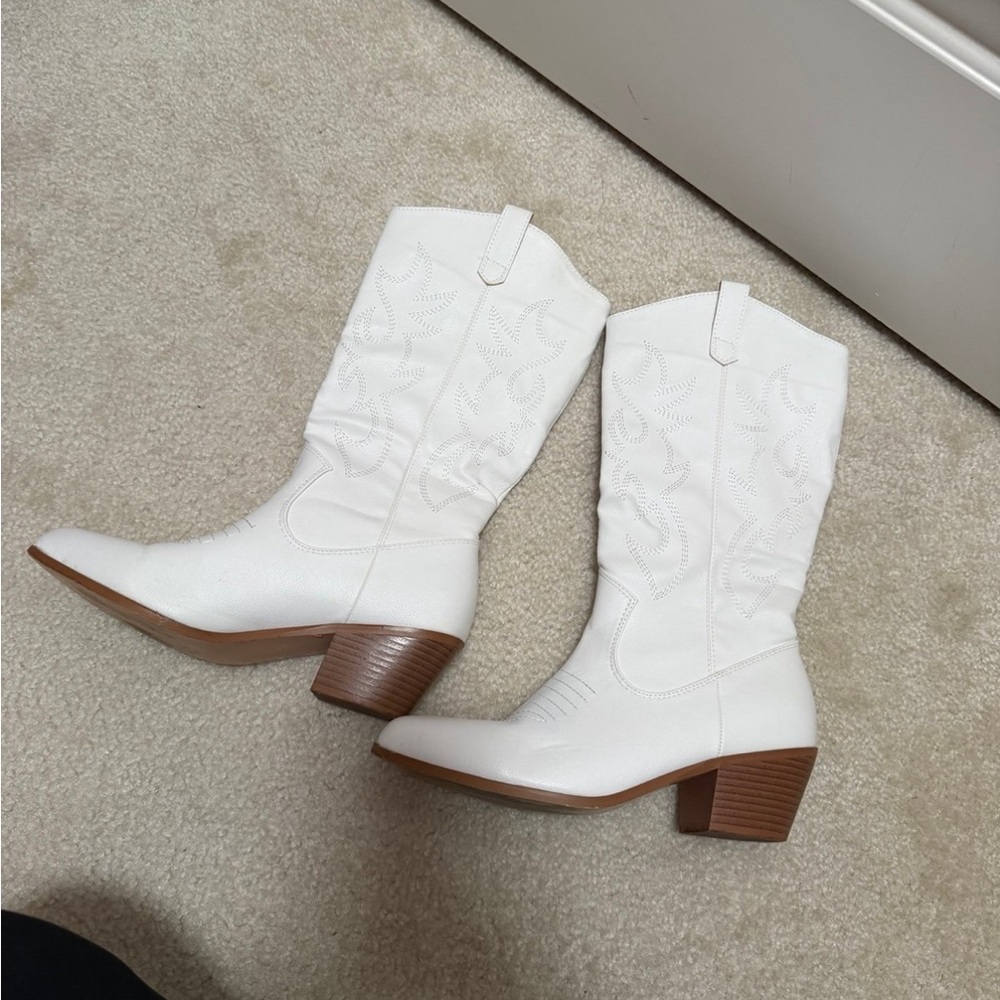 White Boots - Picture 2 of 5